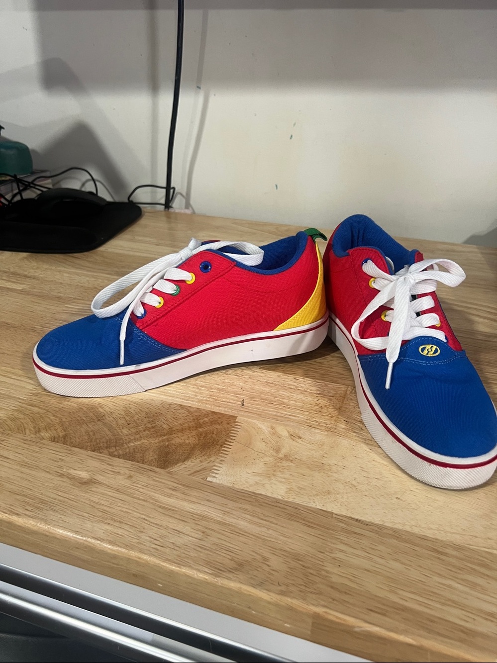 HEELYS GR8 PRO 20 Skate sneaker blue/red/yellow youth size 6 like new - Picture 3 of 8